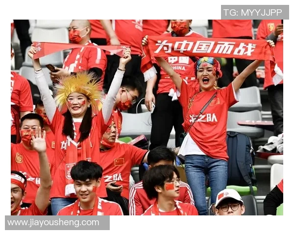 球迷齐声高唱国歌全场合唱震撼人心场面堪比历史经典